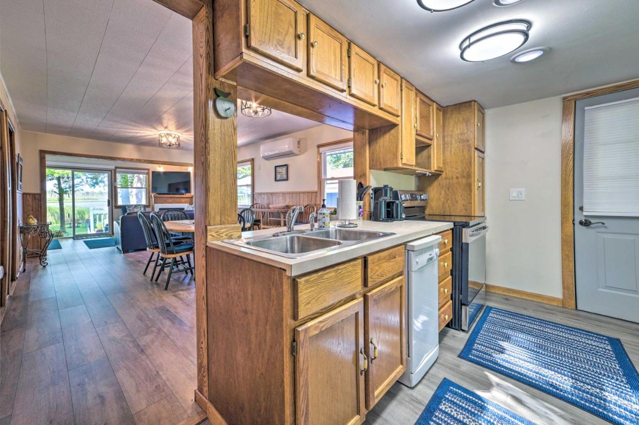 East Tawas Lakefront Getaway With Kayaks And Deck Dış mekan fotoğraf